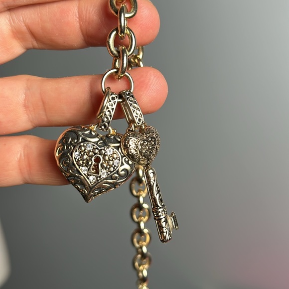 Heart and key gold tone charm bracelet 9” - Picture 6 of 12